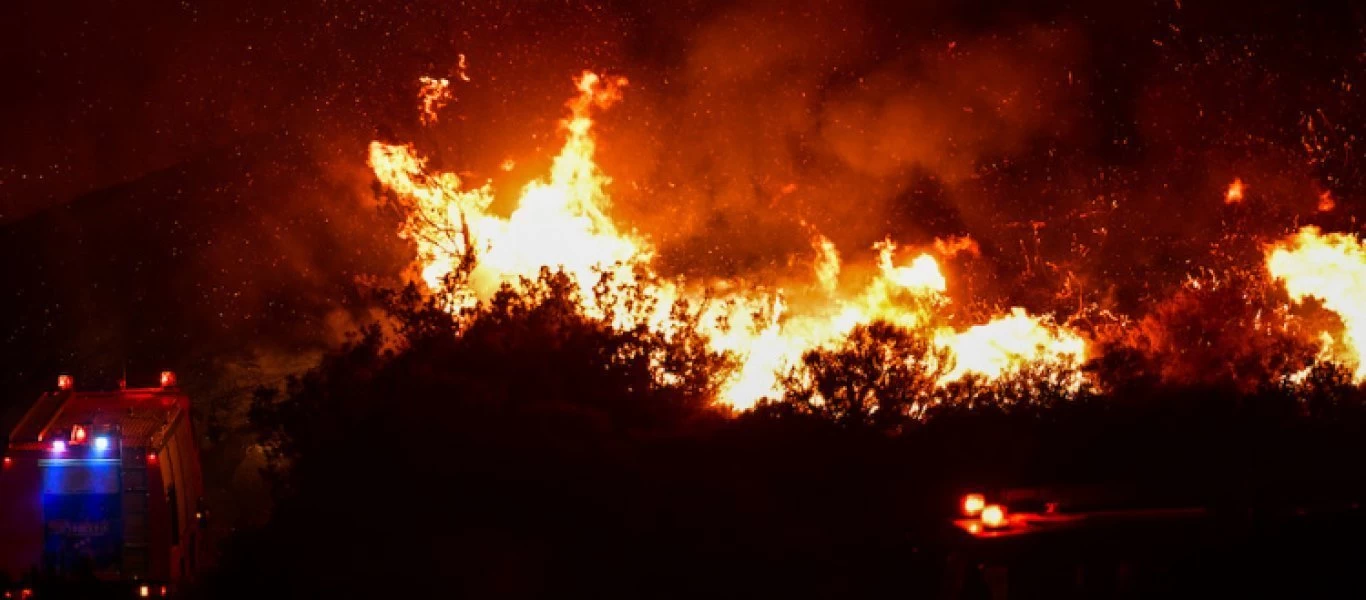 Η απόλυτη διάλυση στα Βίλια: Κάηκαν 100.000 στρέμματα δάσους, καίγεται το χωριό, εδιωξαν τα Il-76 και αυτοί... μαλώνουν!